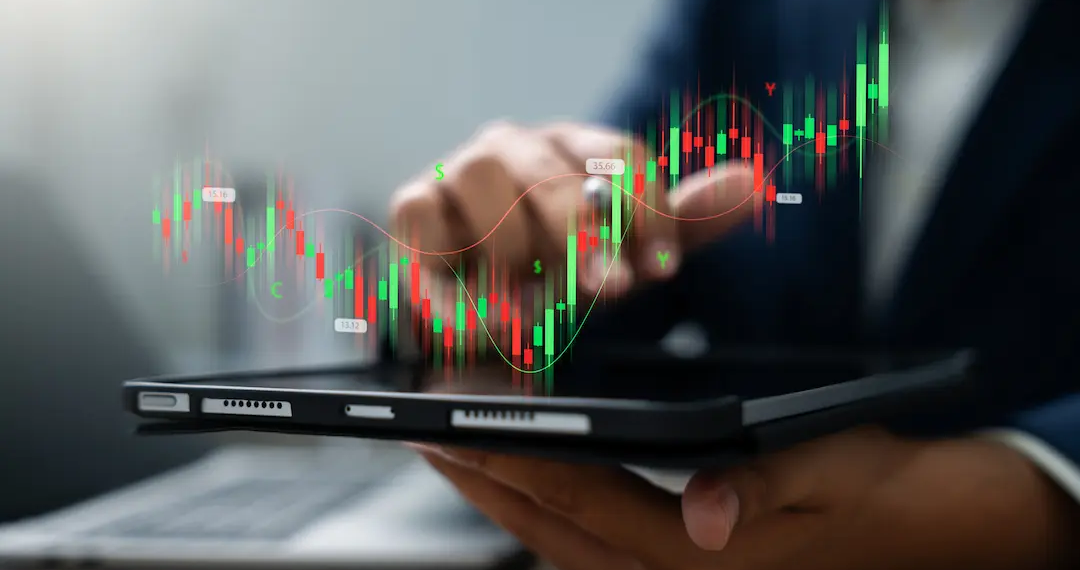 Wealth advisor Euclidea che utilizza due monitor per visualizzare lo stato degli investimenti